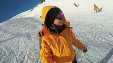 Kar dağlarından kayak yapan kadın.