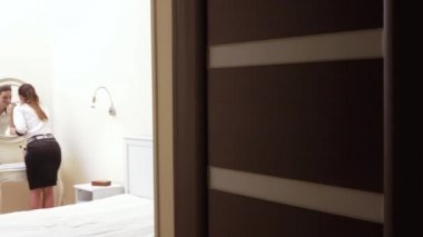 Kız boyalar yüzüne ayna