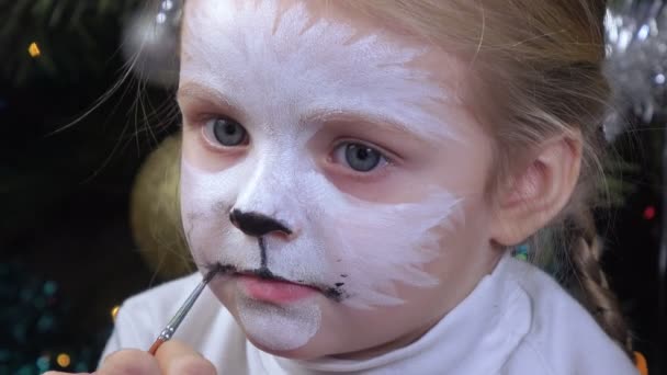Na dívce namalované na tváři — Stock video