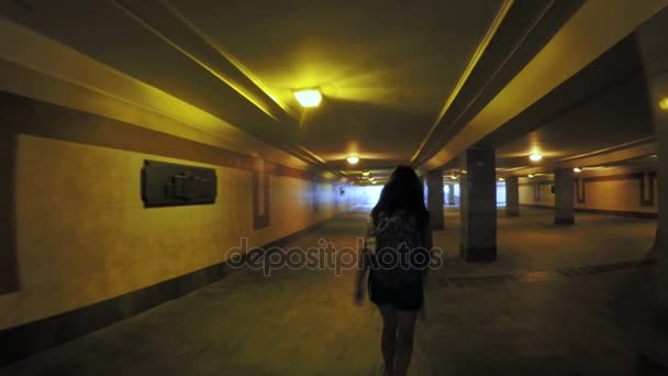 Fille dans le métro souterrain 