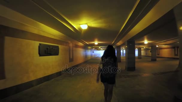 Fille dans le métro souterrain — Video