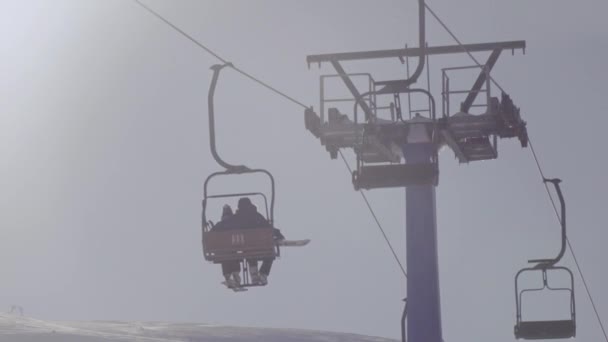 Σιλουέτα των ανθρώπων στο λιφτ του σκι — Αρχείο Βίντεο