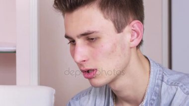 İnternette konuşan adam