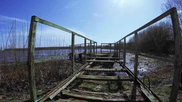 Puente dilapidado en el lago — Vídeos de Stock