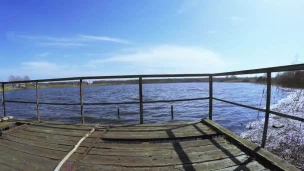 Puente dilapidado en el lago — Vídeo de stock