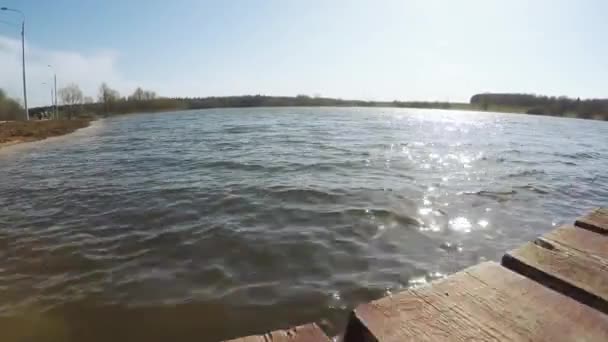 Göl kenarındaki ahşap platform — Stok video