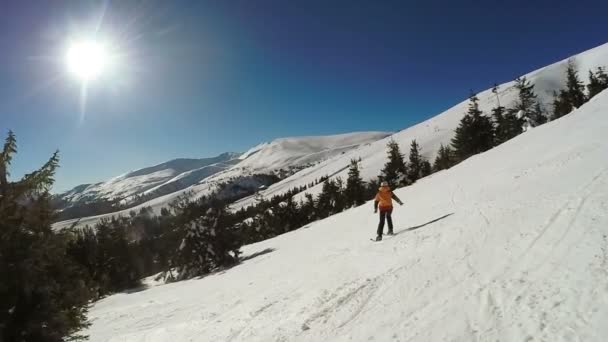 Mulher Descida em esquis das montanhas de neve — Vídeo de Stock