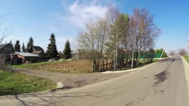 Carretera en el pueblo de la cabaña velo — Vídeo de stock