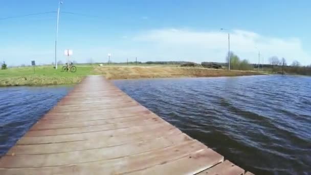 Plataforma de madera en el lago — Vídeos de Stock