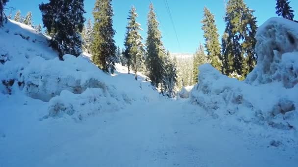 Зимняя дорога в горах — стоковое видео