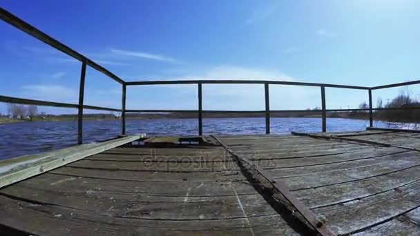 Pont dilaté sur le lac 
