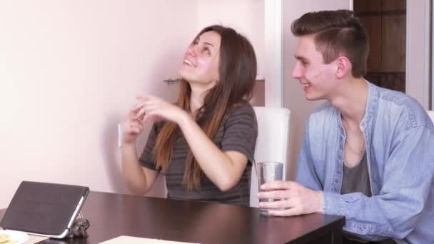 Paar redet im Internet — Stockvideo
