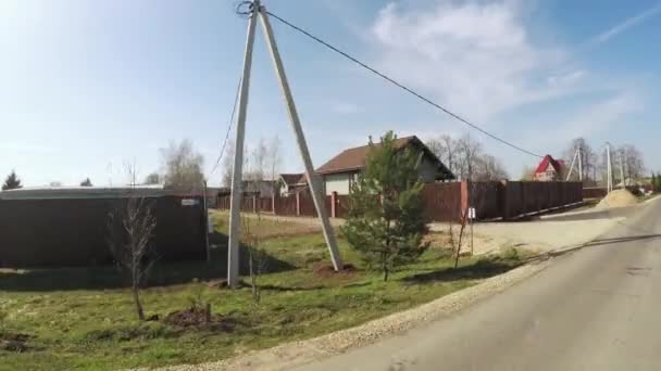 Camino en la aldea de la cabaña — Vídeos de Stock