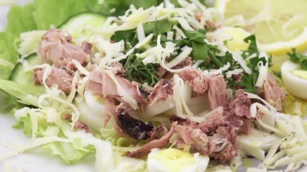 Salat mit Fisch und Wachteleiern — Stockvideo