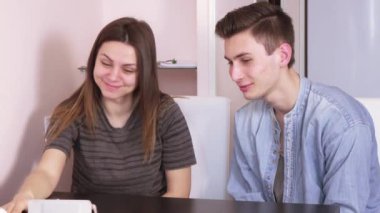 İnternette konuşan Çift