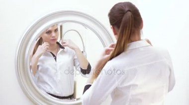 Kız boyalar yüzüne ayna