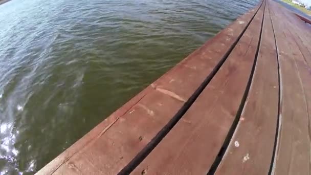 Plateforme en bois sur le lac — Video