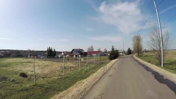 Camino en la aldea de la cabaña — Vídeo de stock