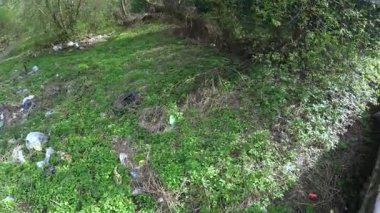Nehir kıyısında çöp