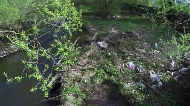 Basura en la orilla del río — Vídeo de stock