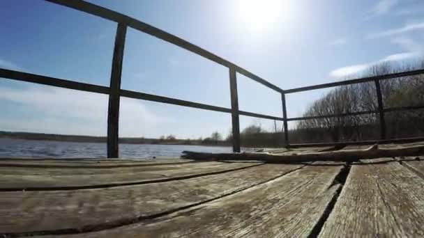 湖の老朽化した橋 — ストック動画