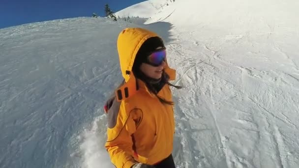 Mujer Descenso en esquís desde las montañas de nieve — Vídeos de Stock