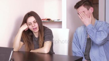 İnternette konuşan Çift