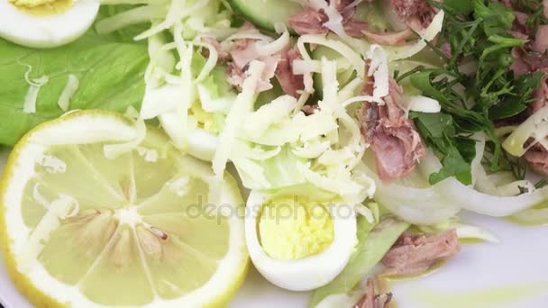 Ensalada con pescado y huevos de codorniz — Vídeo de stock