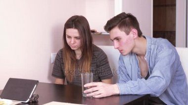 İnternette konuşan Çift