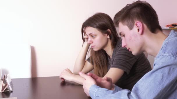 Couple talking on the internet — Stock Video