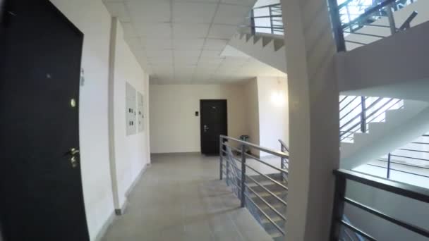 入口和楼梯上的一座房子 — 图库视频影像