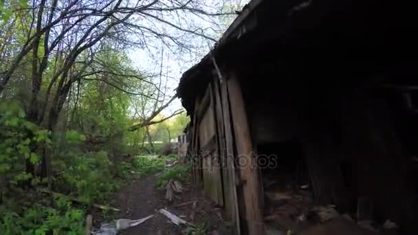 Verwoeste huis in de Donbass — Stockvideo