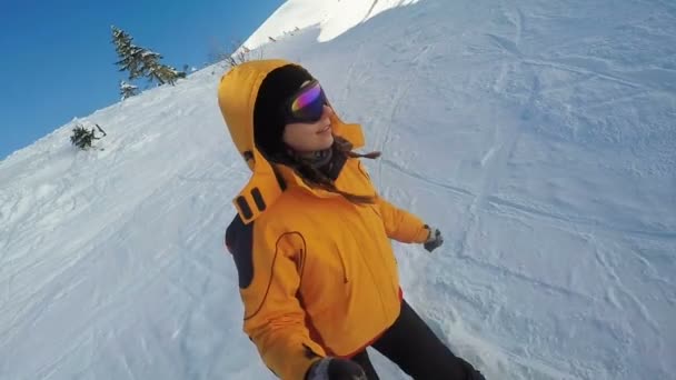 Женский спуск на лыжах со снежных гор — стоковое видео