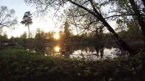 Coucher de soleil sur un lac de la ville 