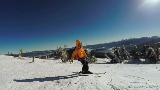 Femme Descente sur skis des montagnes de neige — Video