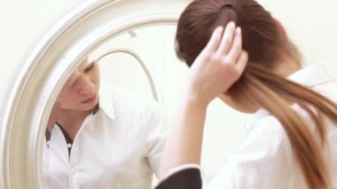 Kız boyalar yüzüne ayna