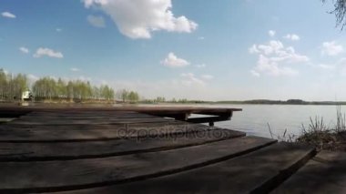 Gölde balık tutmak için köprü