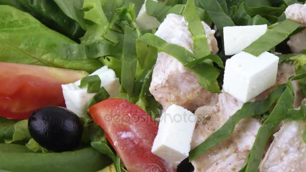 Insalata assortita su foglie di lattuga — Video Stock