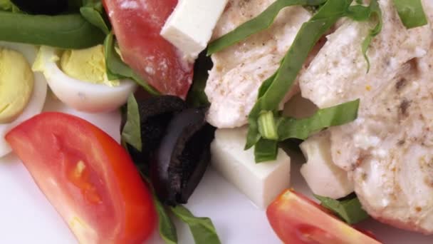 Insalata assortita su foglie di lattuga — Video Stock