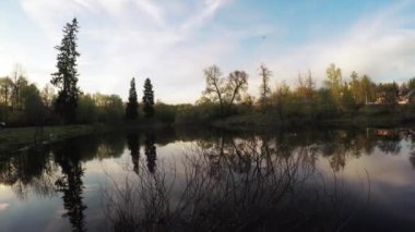 Bir şehir göl günbatımı güneş