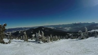 Kar dağlarından kayakla inen adam