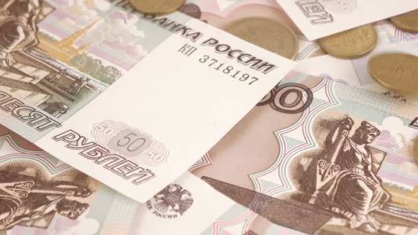 Jeter des roubles et des pièces russes 