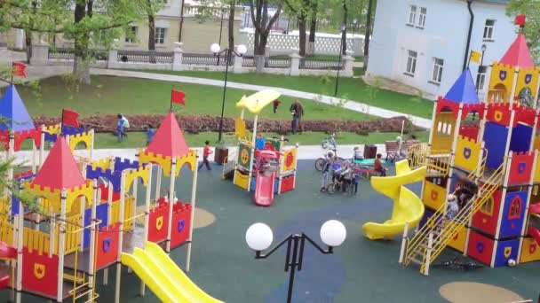 Kinderspielplatz im Hof — Stockvideo