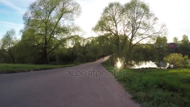 Lago de la ciudad al atardecer — Vídeo de stock