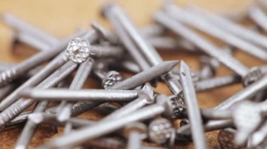 Cork yüzeyi demir çivi