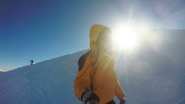 Mulher Descida em esquis das montanhas de neve — Vídeo de Stock