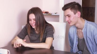 İnternette konuşan Çift