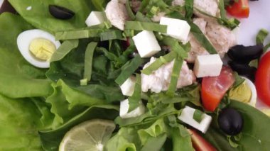 Karışık salata marul yaprakları üzerinde