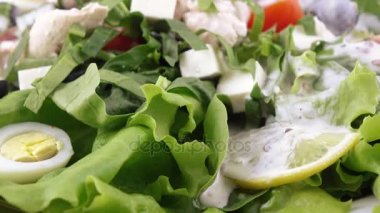 Karışık salata marul yaprakları üzerinde