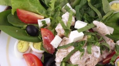 Karışık salata marul yaprakları üzerinde